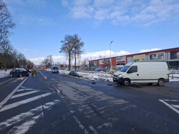 W Ujrzanowie na DK 63 zderzyły się trzy pojazdy