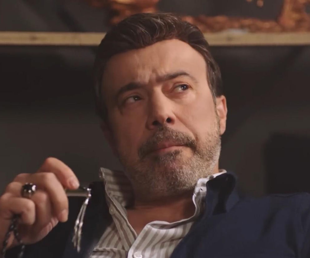 Zamyślony Tahsin z serialu Splątane losy trzyma w dłoni męski sznur modlitewny. O jego losach przeczytasz na Eska.
