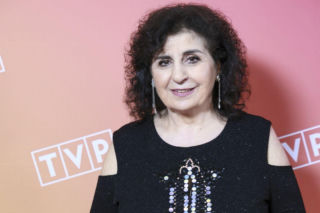 Eleni w żałobie. Nie żyje bardzo ważny członek jej zespołu. Pracowali razem wiele lat