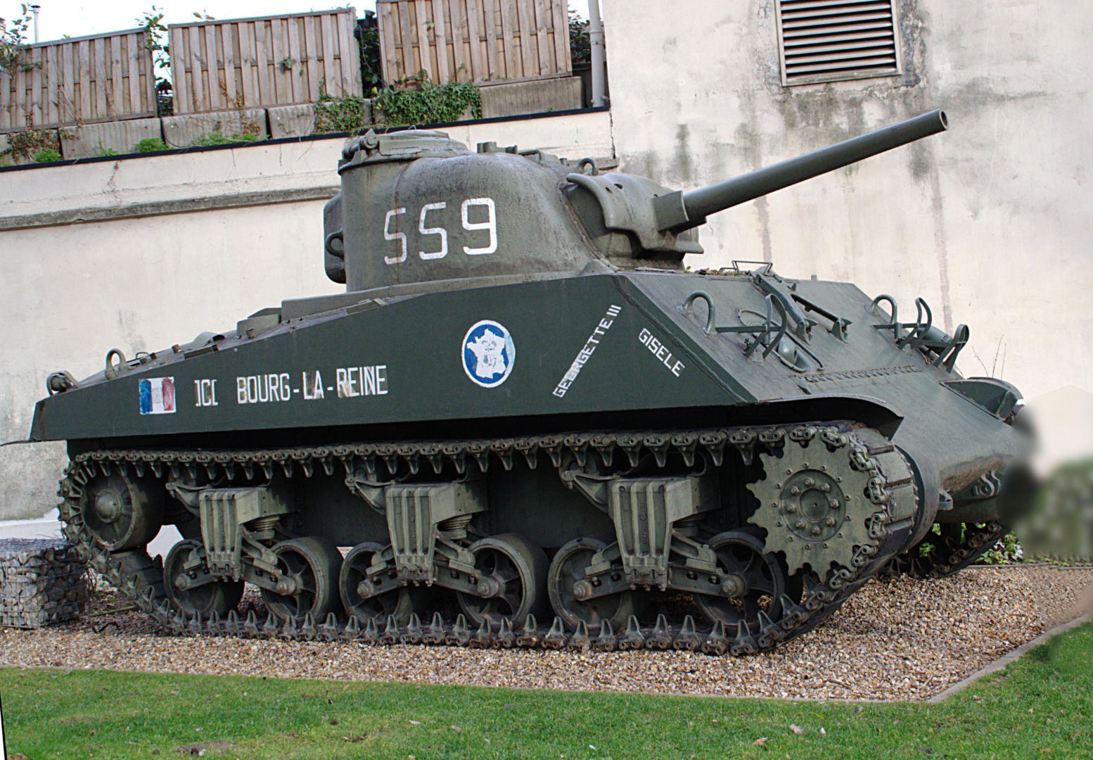Czołg Sherman "Valois" zdewastowany. Historyczny symbol walki o wolność Francji pomalowany na różowo