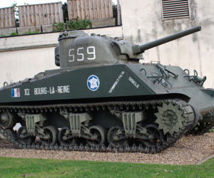 Czołg Sherman Valois zdewastowany. Historyczny symbol walki o wolność Francji pomalowany na różowo
