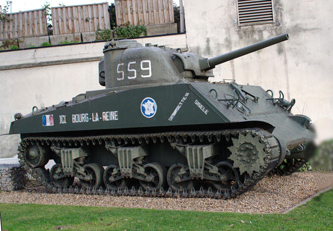 Czołg Sherman "Valois" zdewastowany. Historyczny symbol walki o wolność Francji pomalowany na różowo