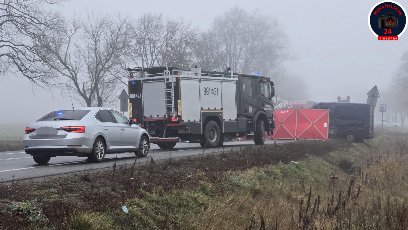 Czołowe zderzenie busa z tirem na DK50! Są ranni, jedna osoba nie żyje