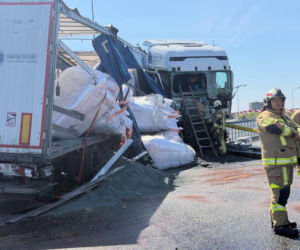 Wypadek na węźle Konotopa. Kierowca uwięziony w cieżąrówce