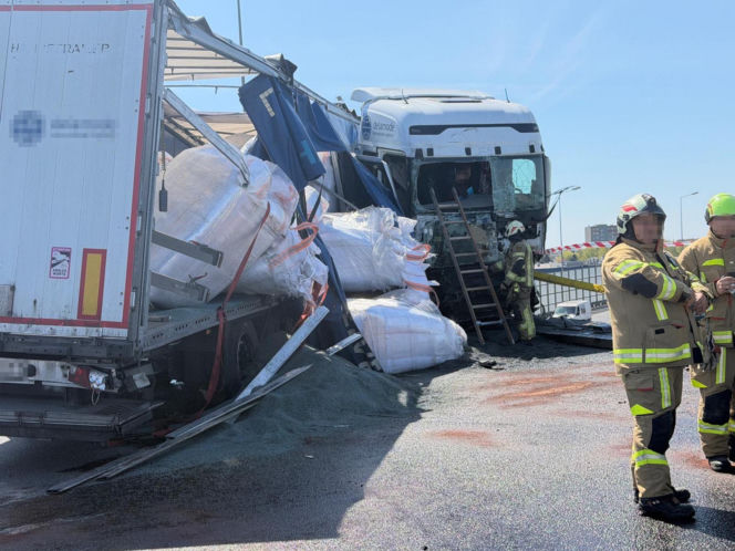 Wypadek na węźle Konotopa. Kierowca uwięziony w cieżąrówce