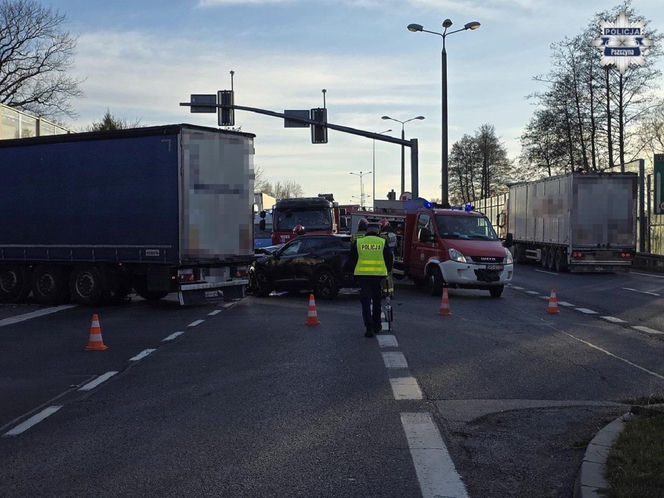 Dramatyczne sceny na DK1 w Pszczynie! 26-letni kierowca w szpitalu po zderzeniu z tirem