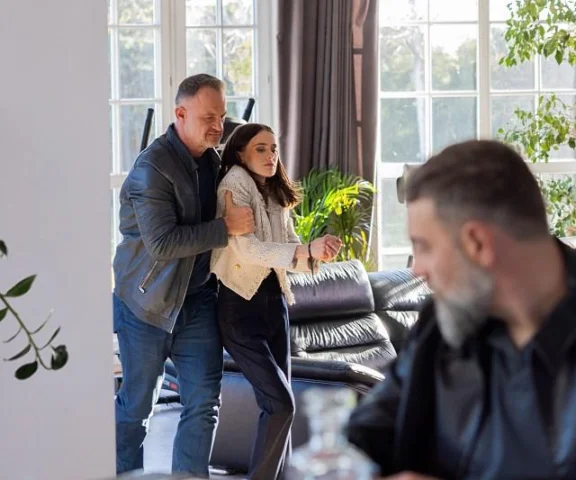 Pierwsza miłość, odcinek 4248: Bolesław chce ukryć ciało Elizy pod podjazdem. Leżą tam już inne zwłoki