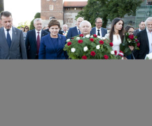 Policyjnym śmigłowcem na grób brata