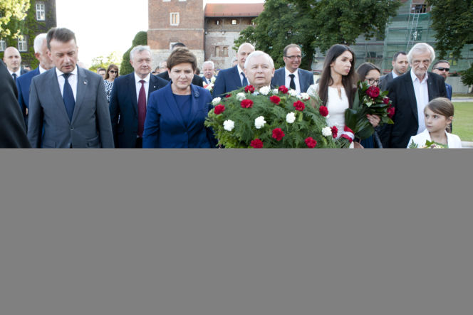 Policyjnym śmigłowcem na grób brata