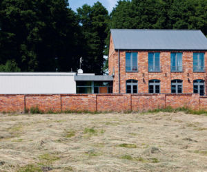 Dom z elewacją z cegły rozbiórkowej
