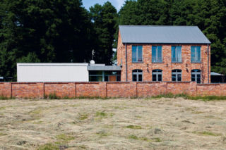 Dom z elewacją z cegły rozbiórkowej