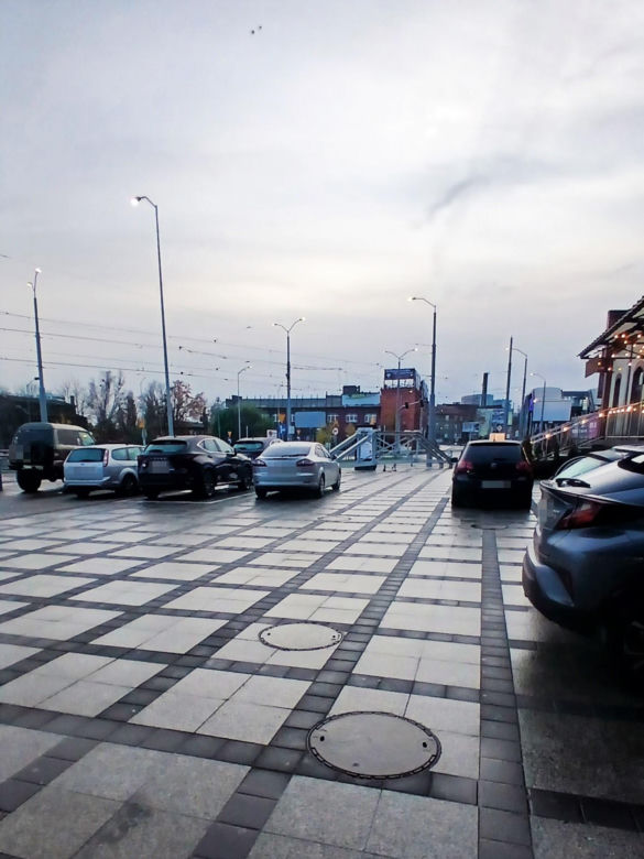 Dzikie parkowanie przed szczecińskim dworcem