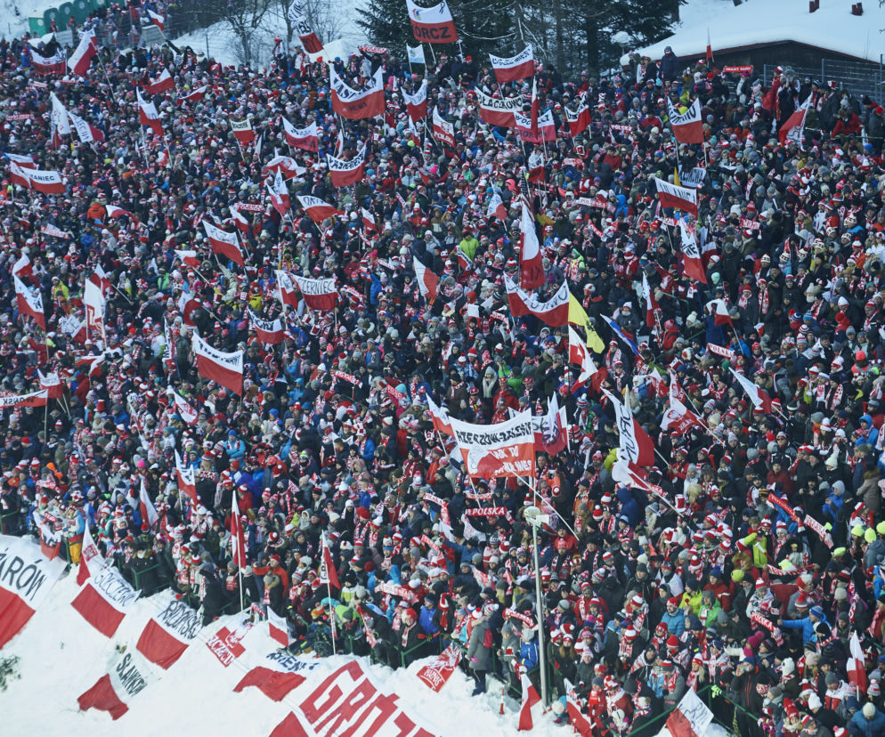 Kibice skoków narciarskich w Zakopanem
