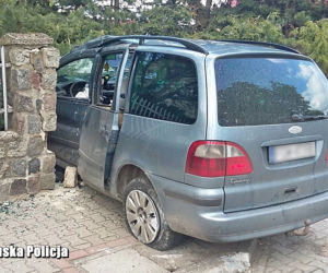Uciekał policji minivanem! Rozbił się na ogrodzeniu
