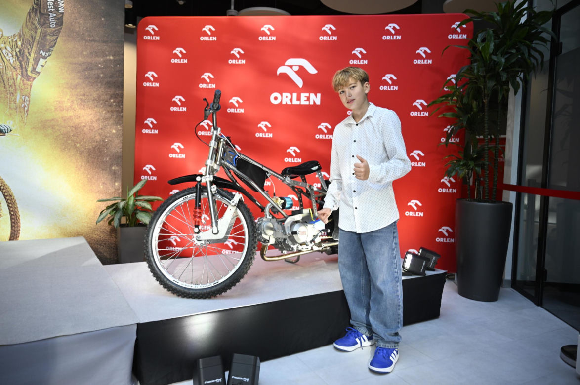 Bartosz Zmarzlik przekazał motocykl 11-letniemu Kubie