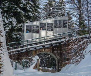 Krynica-Zdrój i jej międzywojenny urok. Przejażdżka kolejką na Górę Parkową to obowiązkowy punkt wycieczki