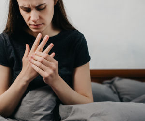 Twoje palce są rano jak z drewna? Wystarczy 30 minut, by odróżnić zwykłe zmęczenie od poważnego schorzenia