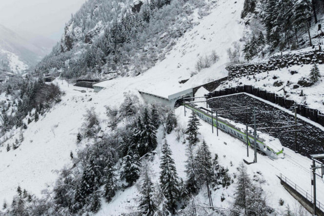 Szwajcaria/ Wykoleił się pociąg w Alpach, trwa akcja ratunkowa