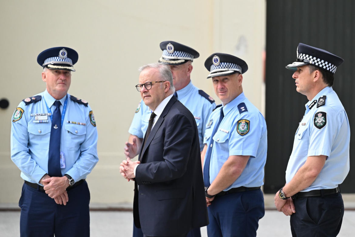 Premier Australii Anthony Albanese zaproponował w poniedziałek zaostrzenie przepisów dotyczących broni palnej po strzelaninie, która miała miejsce w niedzielę na popularnej plaży Bondi w Sydney. Zginęło w niej co najmniej 15 osób.