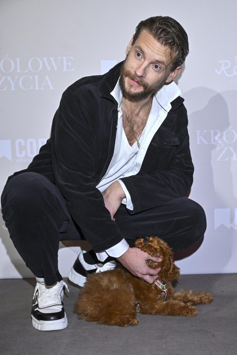 Sebastian Fabijański z pieskiem