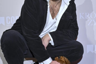 Sebastian Fabijański z pieskiem