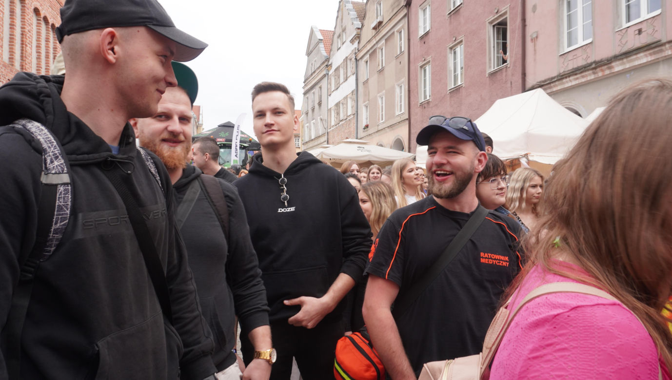 Kortowiada 2024. Parada Wydziałów przeszła ulicami miasta. Studenci tłumnie wzięli udział w imprezie