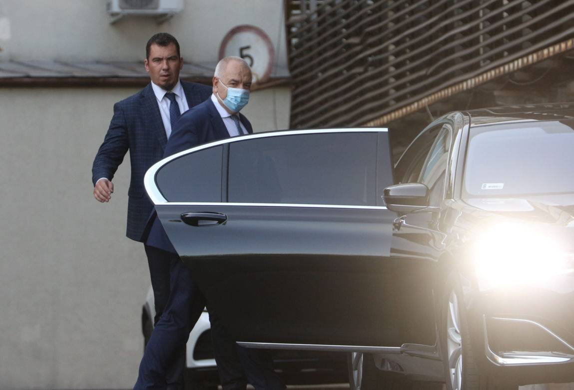 PiS wystawia Morawieckiego na wojnę z Platformą