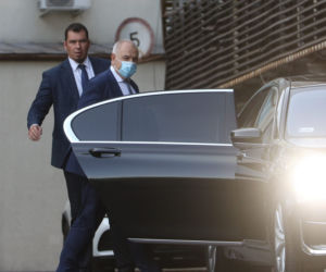 PiS wystawia Morawieckiego na wojnę z Platformą