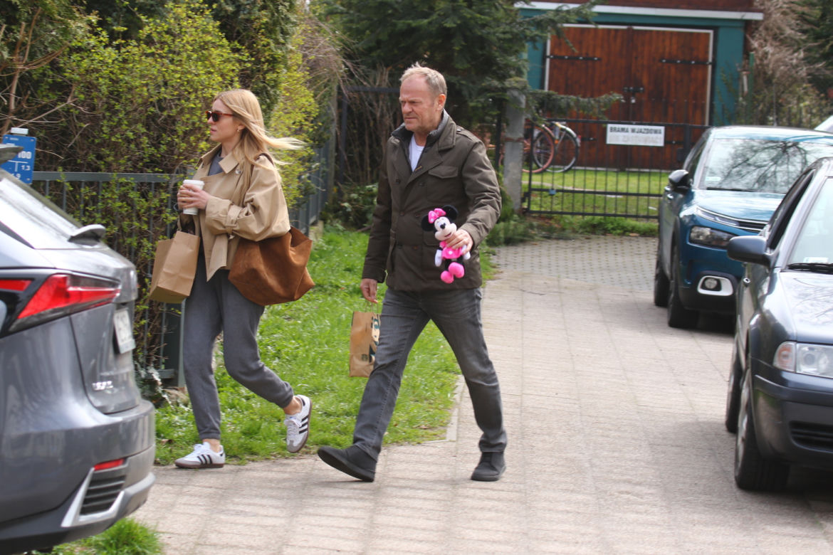 Donald Tusk z Myszą Minnie w rękach