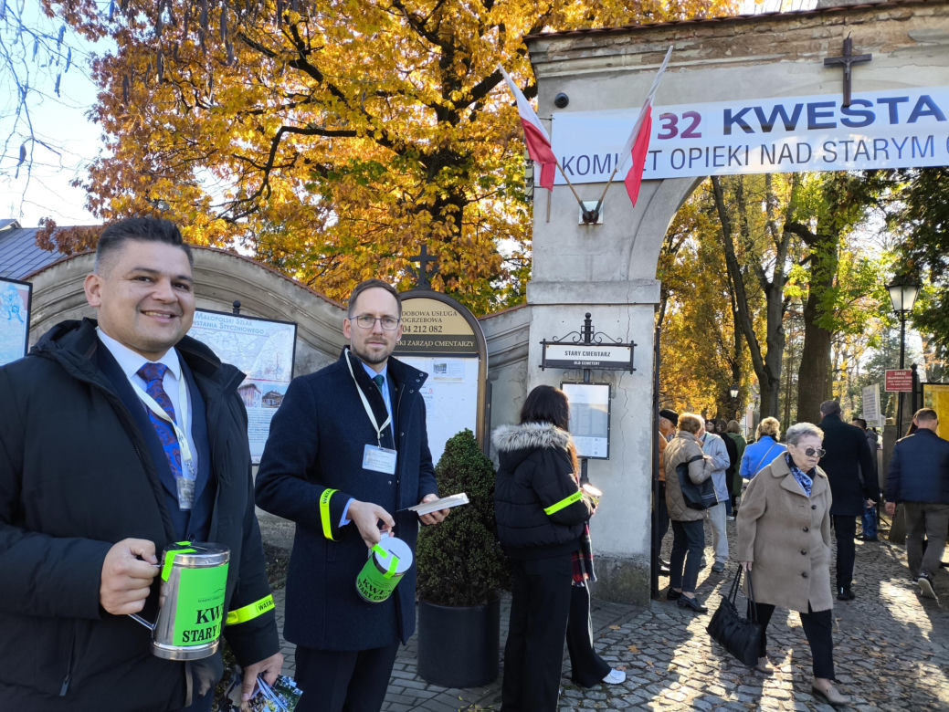 Słoneczna pogoda sprzyjała. 32. Kwesta Na Odnowę Zabytków Starego Cmentarza w Tarnowie