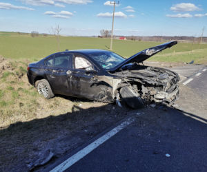 Wypadek na DK 16. CIĄGNIK ROZPADŁ SIĘ NA PÓŁ po zderzeniu z osobówką [ZDJĘCIA]