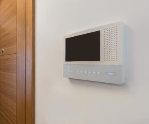 Pokaże, kto stoi przed furtką, otworzy, nagra, steruje bramą wjazdową - nowoczesny wideodomofon