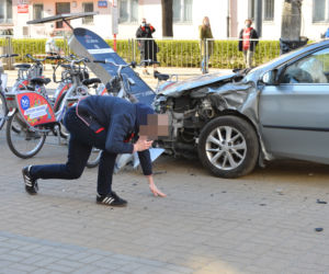 Kraksa na Filtrowej. Dwa auta zdemolowały stację Veturilo