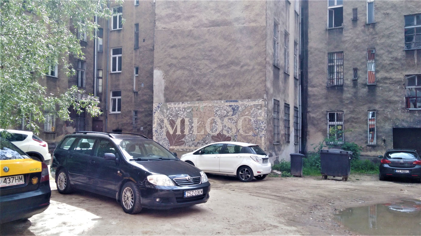 Mozaika "Miłość" na podwórku w centrum Szczecina