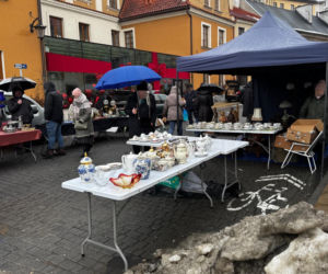 Lubelska Giełda Staroci wróciła po przerwie. Deszcz odstraszył tłumy, ale okazji nie brakowało