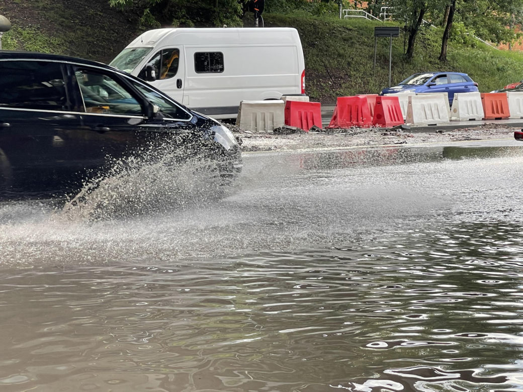 Wielka ulewa w Warszawie. Wisłostrada zamieniła się w bajoro