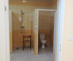 Jak wygląda rozbudowana część Szkoły Podstawowej w miejscowości Dąbrówka Stany przed zakupem wyposażenia?