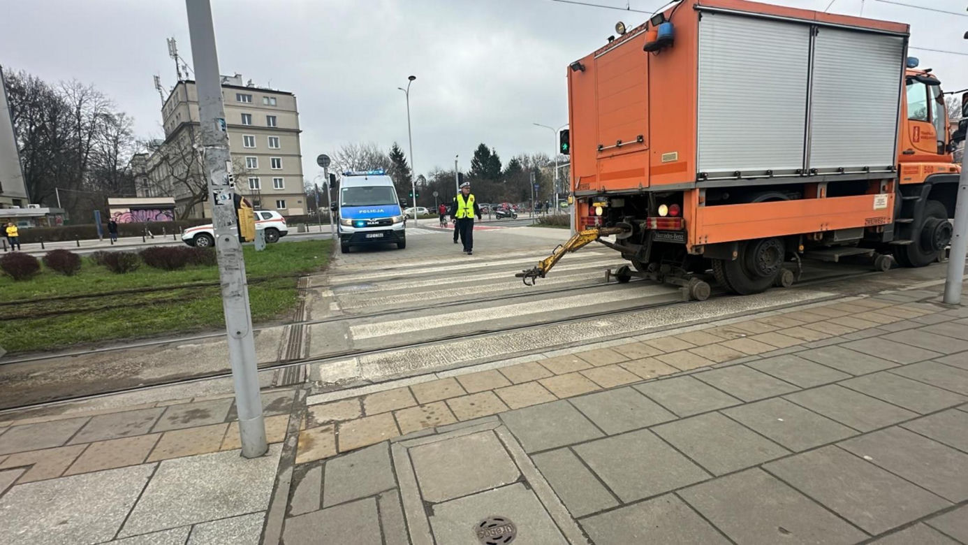 Warszawa, Mokotów. Dramat na rondzie Schumana. 17-latek wpadł pod ruszający tramwaj