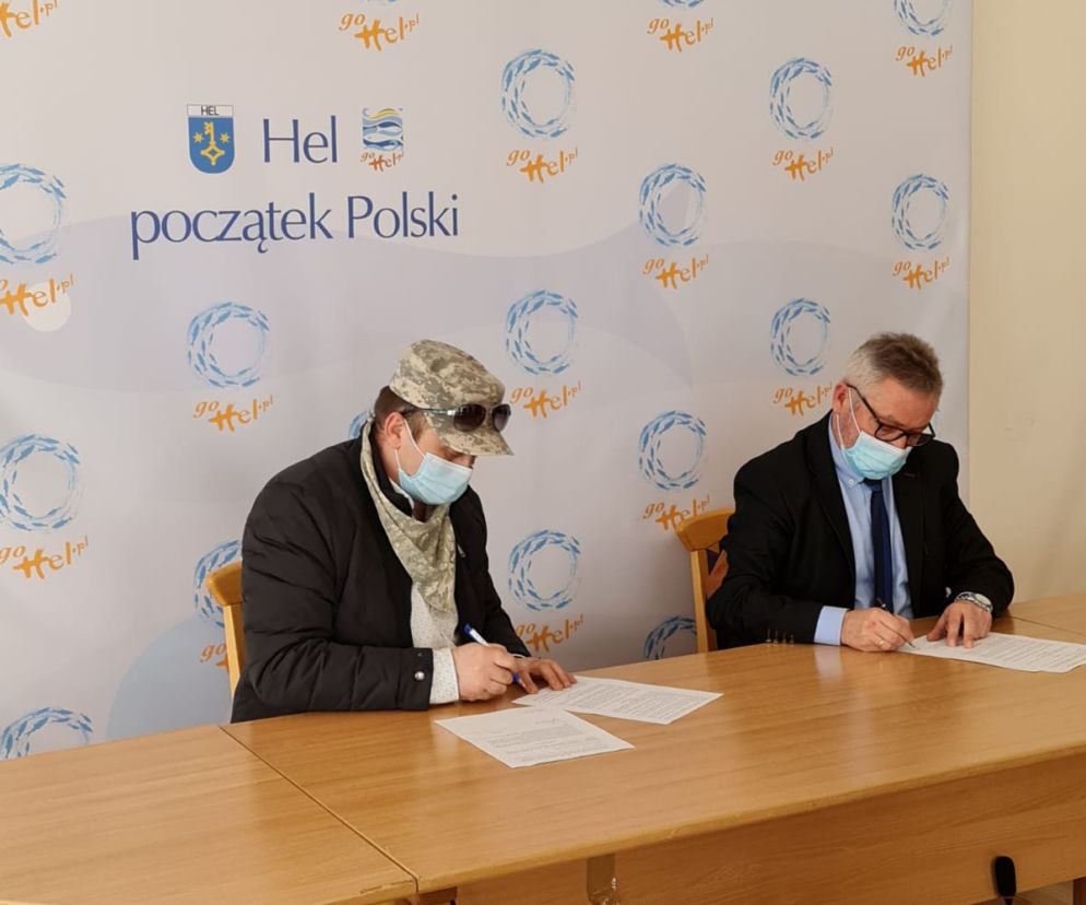 Tomasz Ołdziejewski z burmistrzem Helu podpisują umowę na budowę bursztynowej latarni 