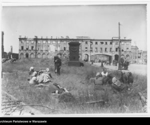 Warszawa dawniej i dziś. Studnia przed placem Krasińskich