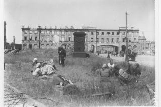 Warszawa dawniej i dziś. Studnia przed placem Krasińskich