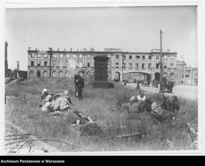Warszawa dawniej i dziś. Studnia przed placem Krasińskich