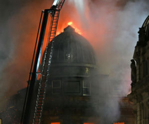W. Brytania/ W wyniku pożaru zawalił się budynek obok dworca centralnego w Glasgow