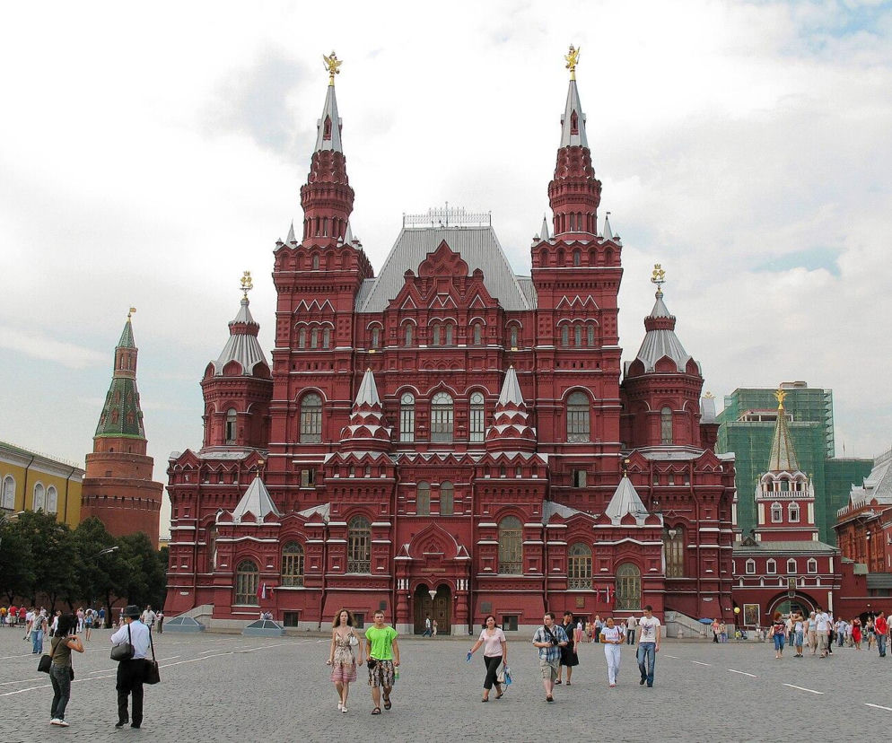 Czerwony budynek Muzeum Historycznego w Moskwie. O potężnym huku w stolicy Rosji przeczytasz na Eska.