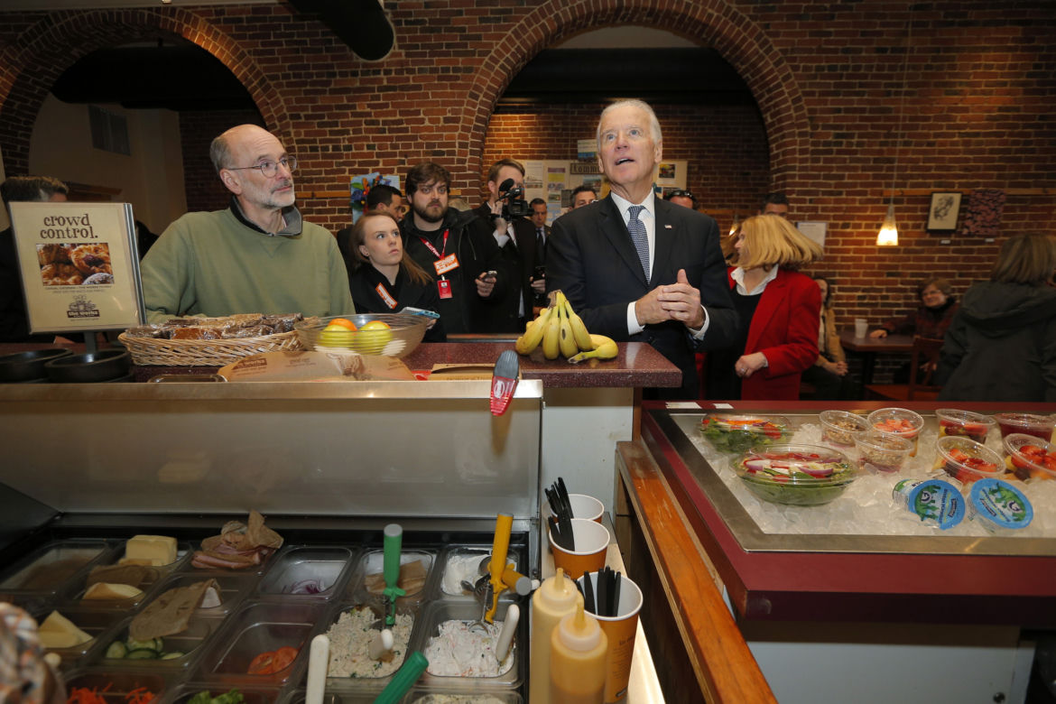 Specjalna ekipa serwuje jedzenie Joe Bidenowi