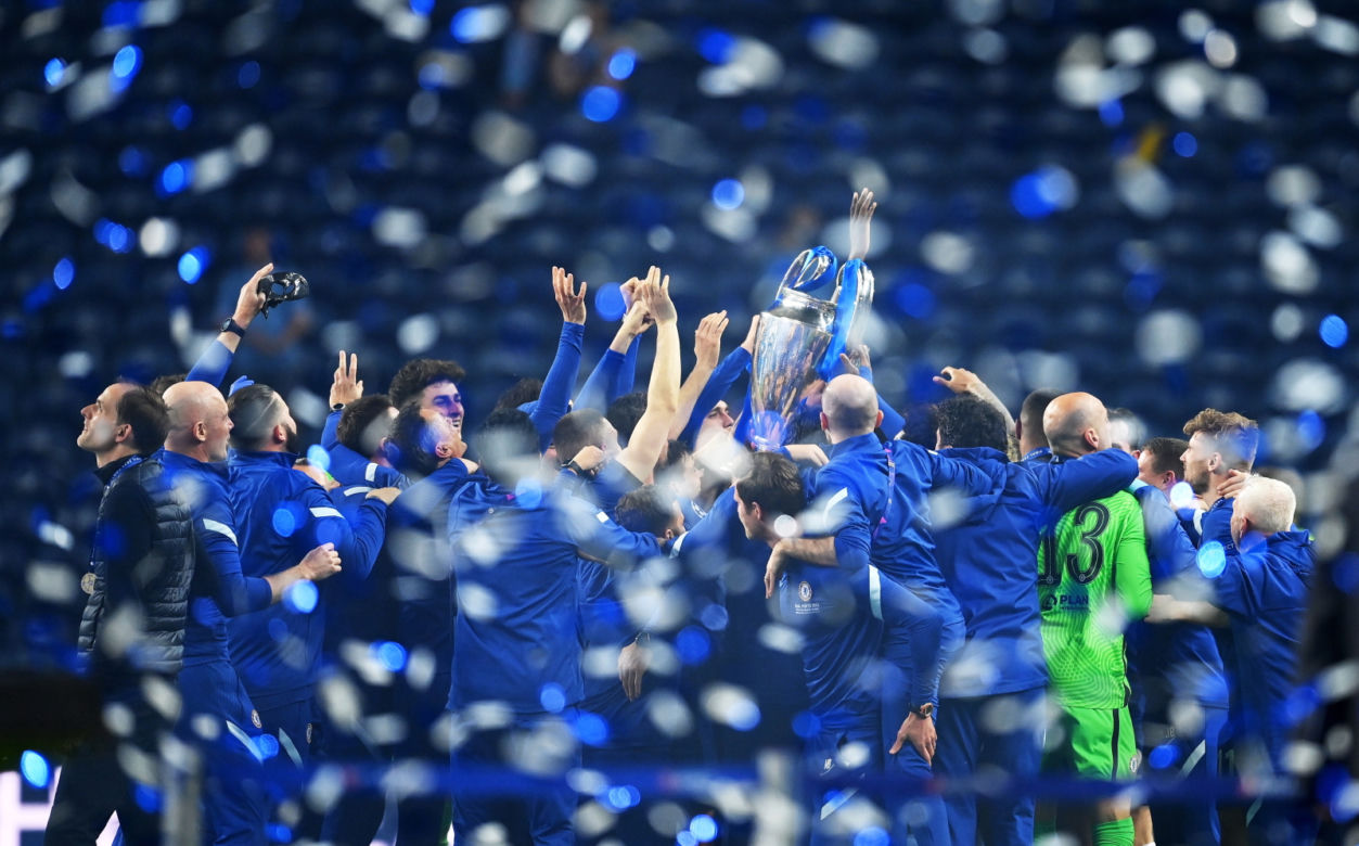 Piłkarze i kibice Chelsea Londyn świętują wygranie Ligi Mistrzów po zwycięstwie w finale 1:0 z Manchesterem City 