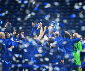 Piłkarze i kibice Chelsea Londyn świętują wygranie Ligi Mistrzów po zwycięstwie w finale 1:0 z Manchesterem City 