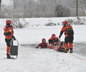 Gdy załamie się lód. Co robić, by uratować siebie lub kogoś, gdy wpadnie do wody?