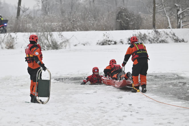 Gdy załamie się lód. Co robić, by uratować siebie lub kogoś, gdy wpadnie do wody?