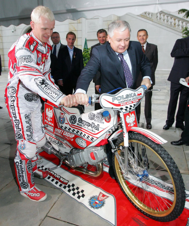 Lech Kaczyński i Jarosław Kaczyński na sportowych zdjęciach